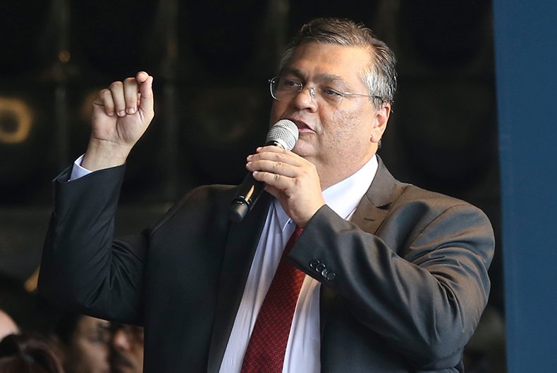 Dino suspende multa de R$ 1 milhão por dia contra professores do DF
